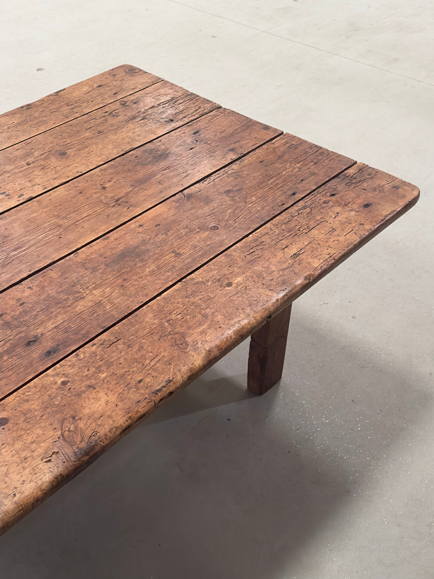 Très ancienne table de ferme en bois massif
