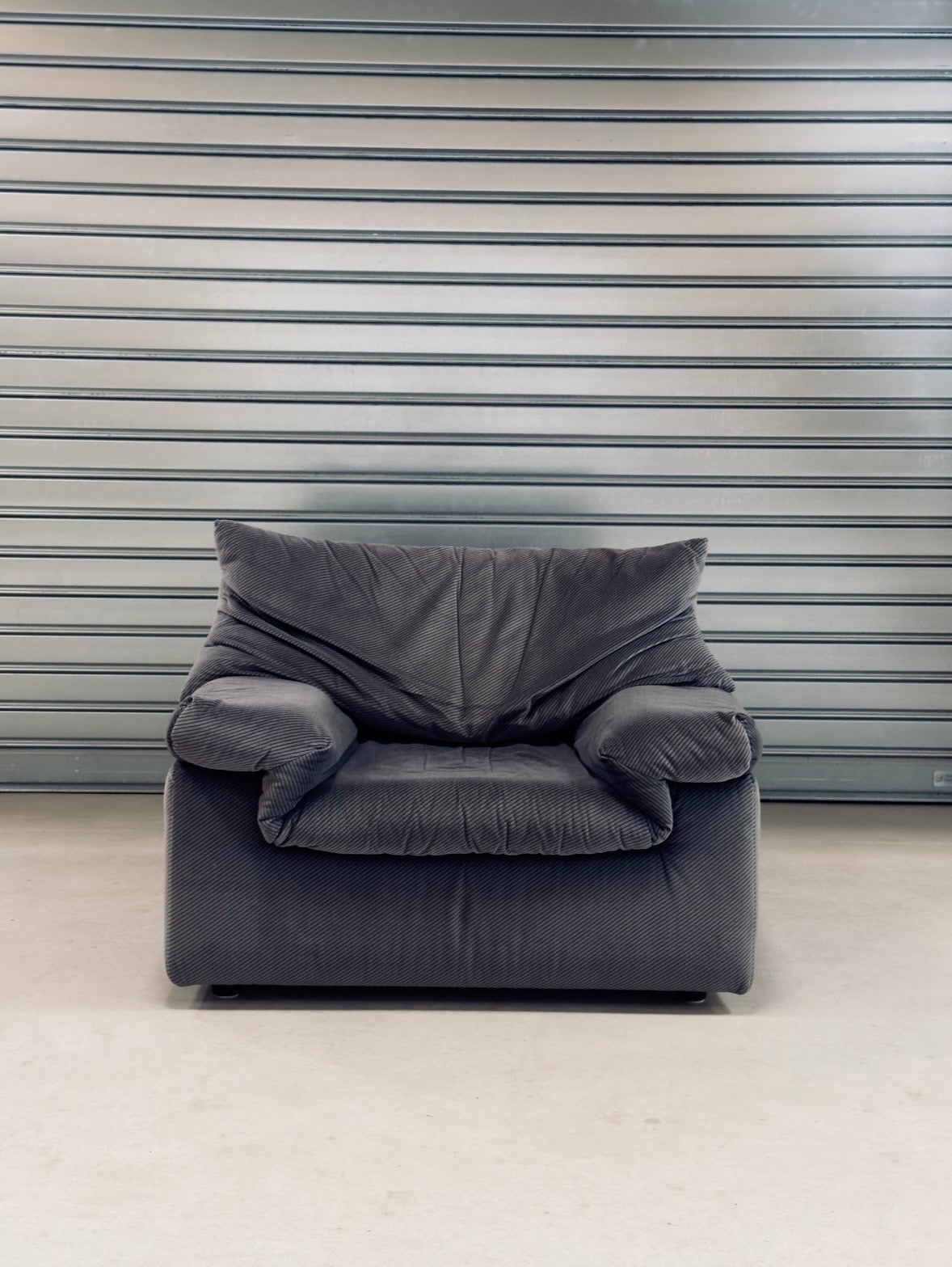 Fauteuil en velours côtelé rayé gris