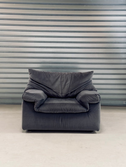 Fauteuil en velours côtelé rayé gris