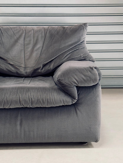 Fauteuil en velours côtelé rayé gris