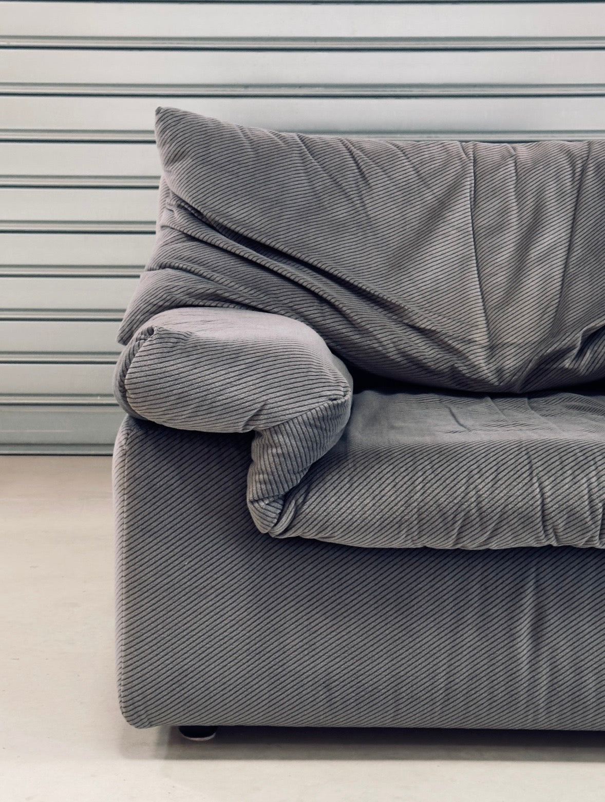 Fauteuil en velours côtelé rayé gris