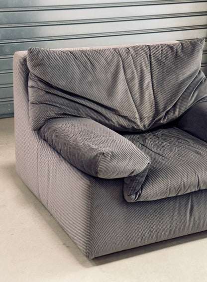 Fauteuil en velours côtelé rayé gris