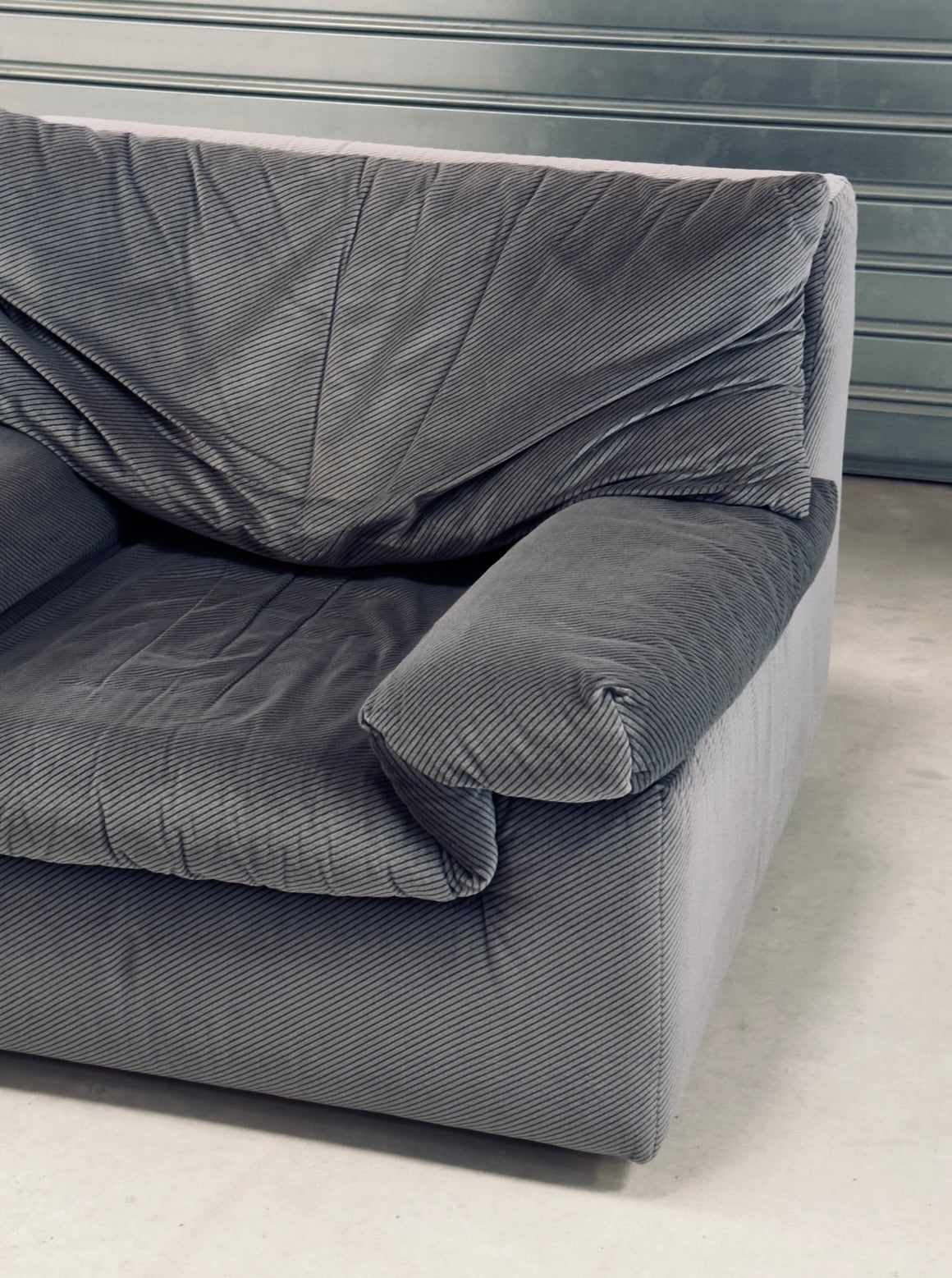 Fauteuil en velours côtelé rayé gris