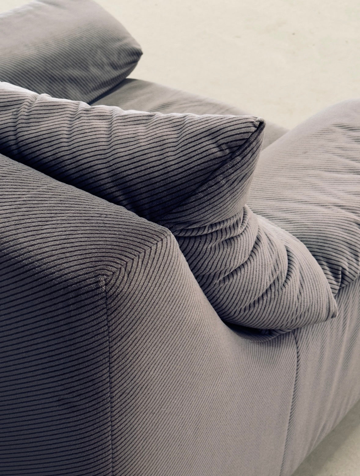 Fauteuil en velours côtelé rayé gris