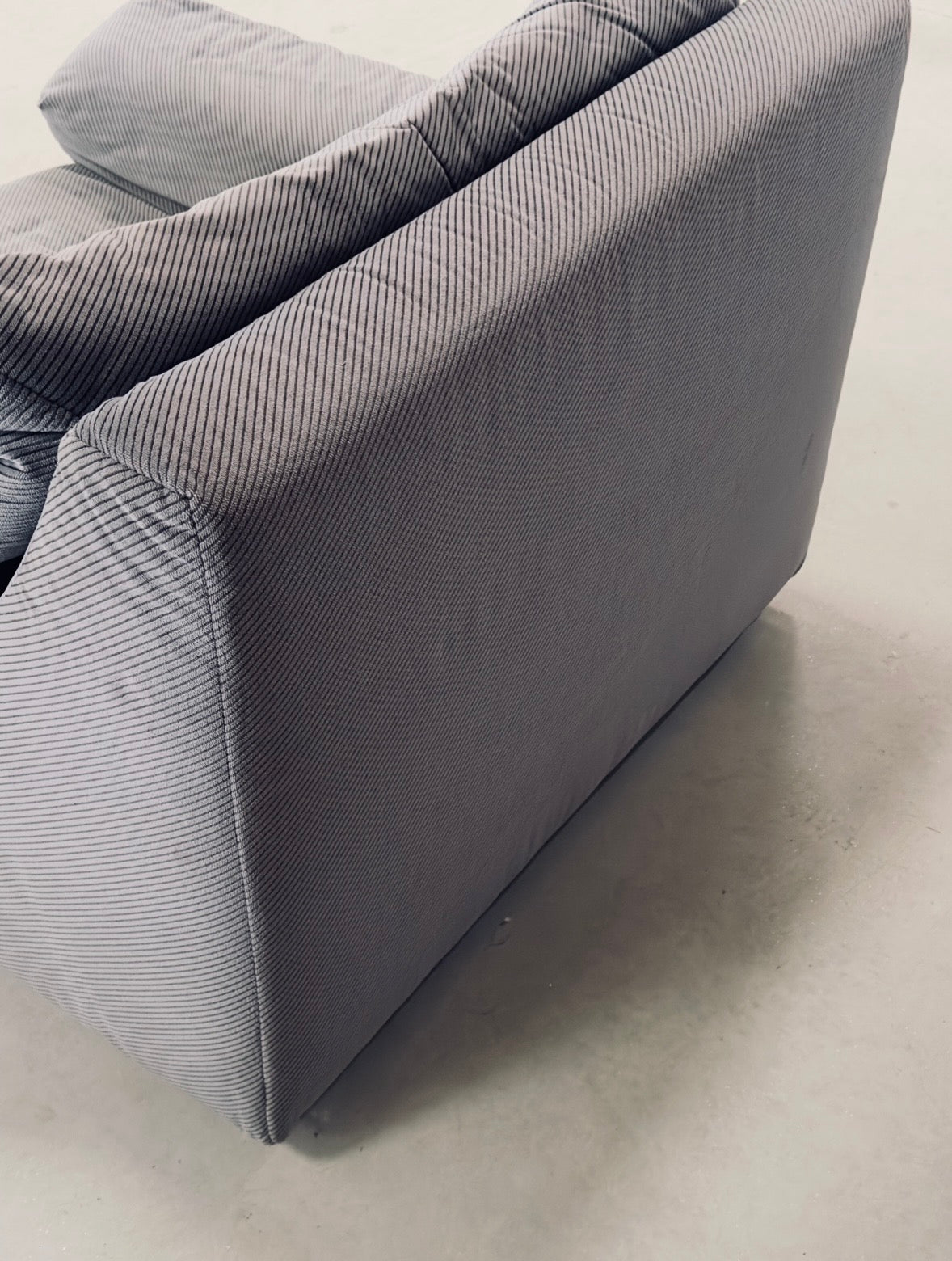 Fauteuil en velours côtelé rayé gris