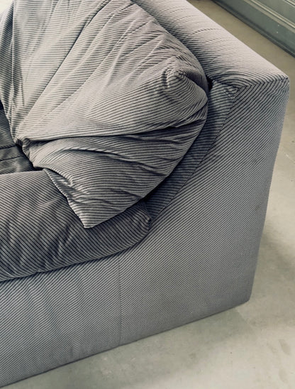 Fauteuil en velours côtelé rayé gris