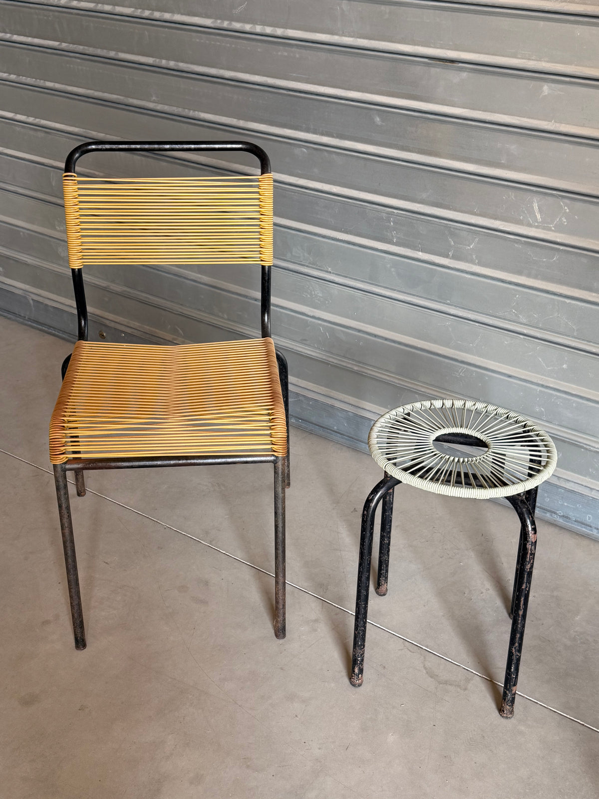 Chaise scoubidou jaune — années 60