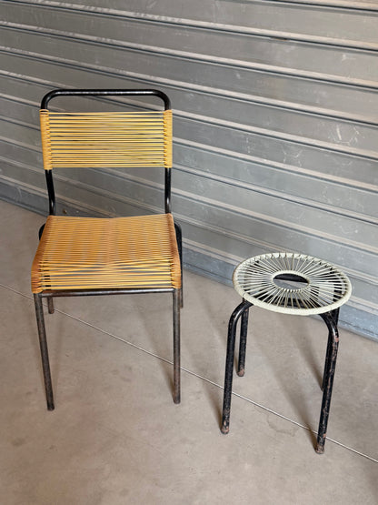 Chaise scoubidou jaune — années 60