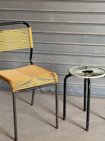 Chaise scoubidou jaune — années 60