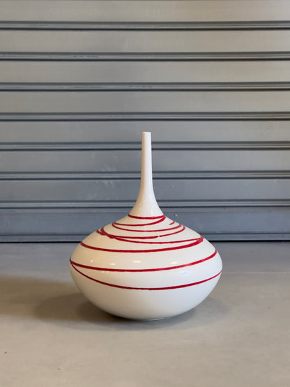 Grand soliflore en céramique blanche et rouge