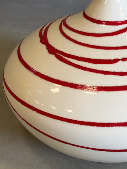 Grand soliflore en céramique blanche et rouge
