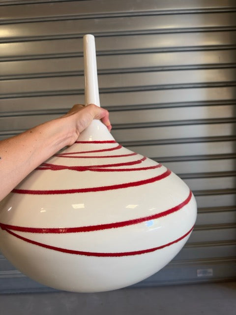 Grand soliflore en céramique blanche et rouge