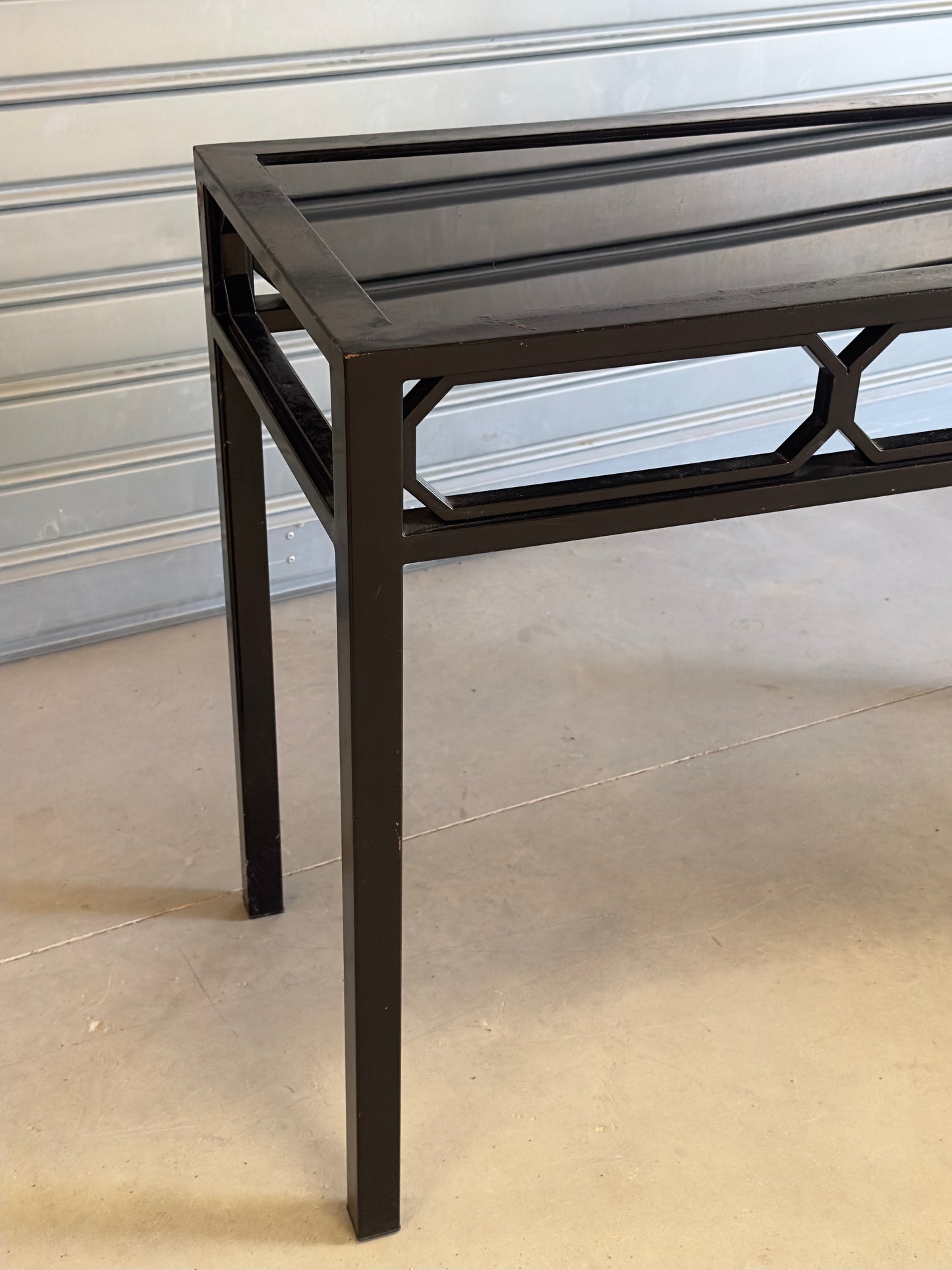 Console noire en métal et verre teinté