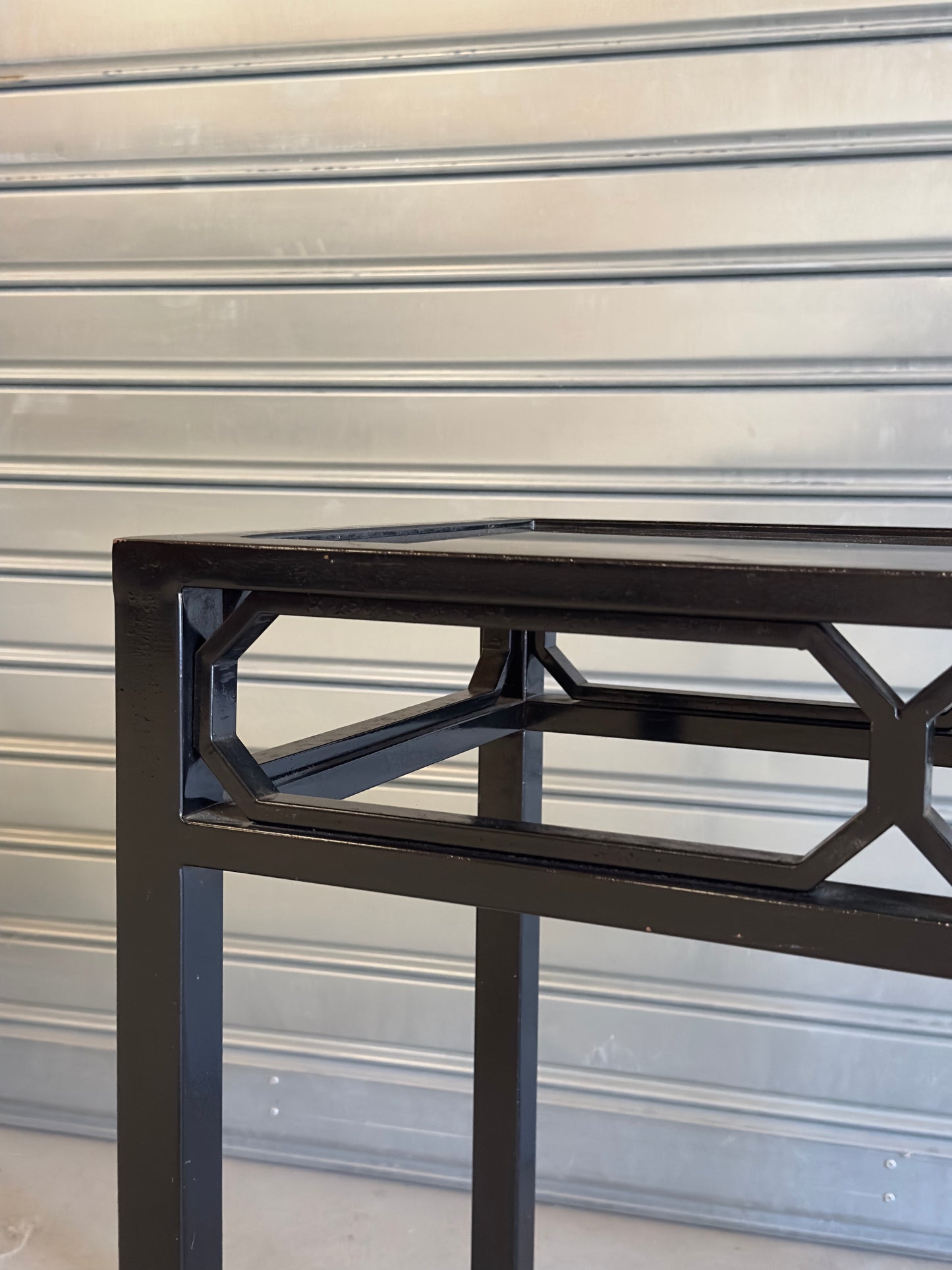 Console noire en métal et verre teinté