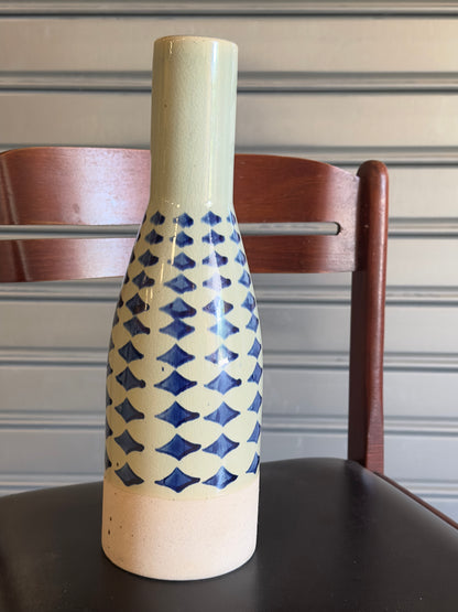 Le vase aux losanges bleus