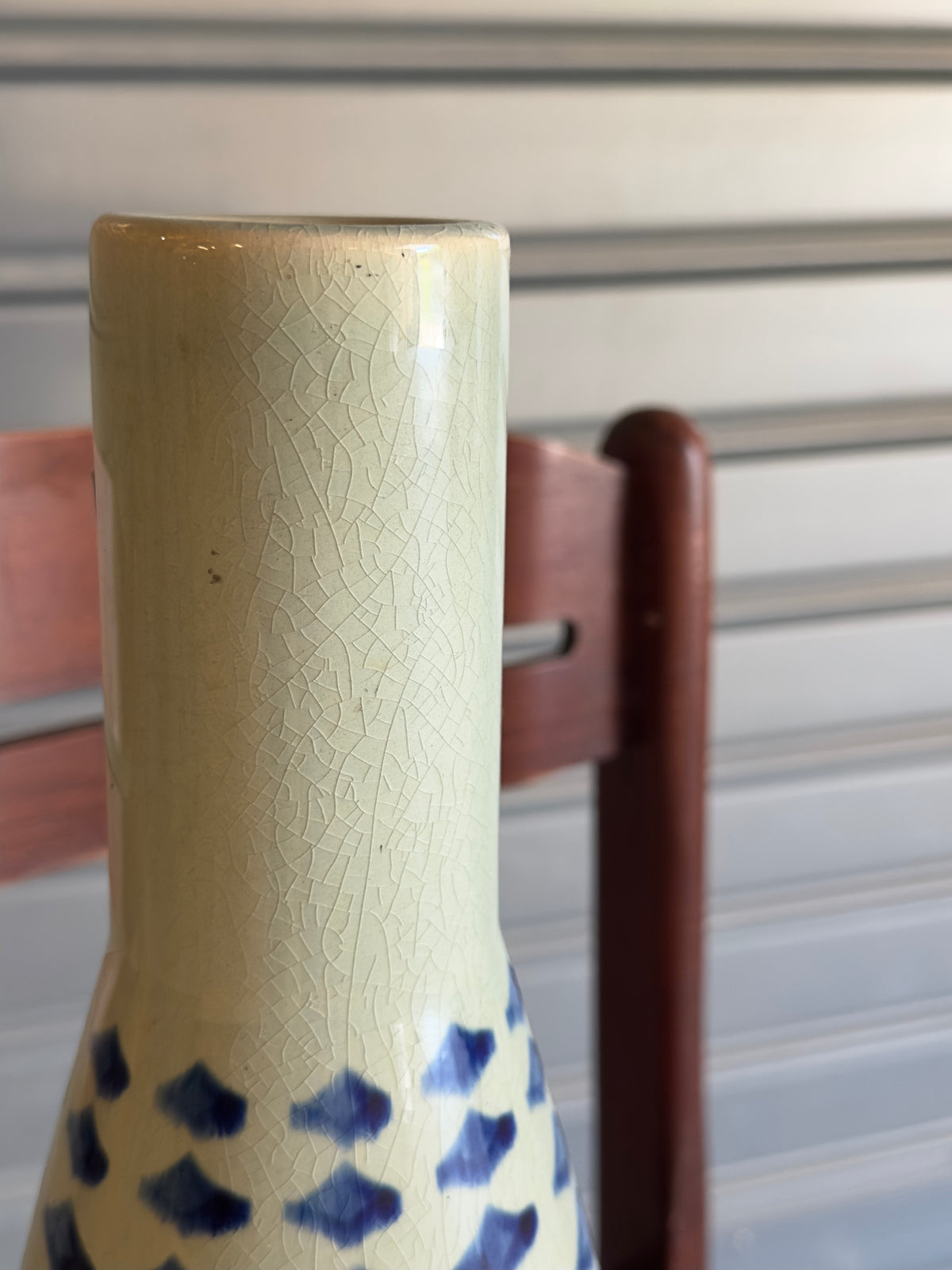 Le vase aux losanges bleus