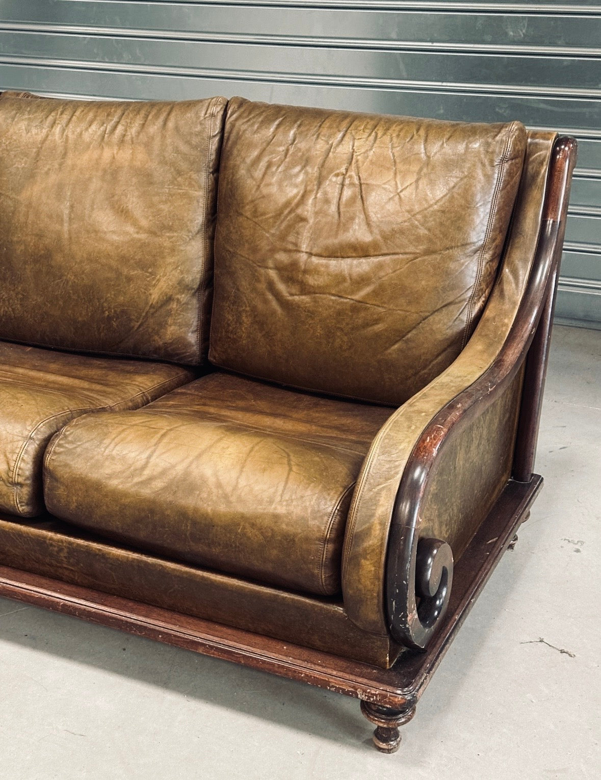 Salon esprit club anglais — canapé deux places & deux fauteuils