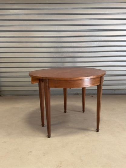 La table ronde à abattants