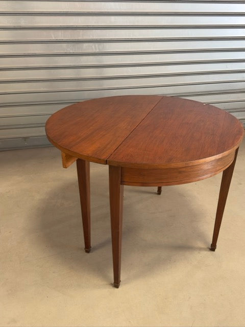 La table ronde à abattants