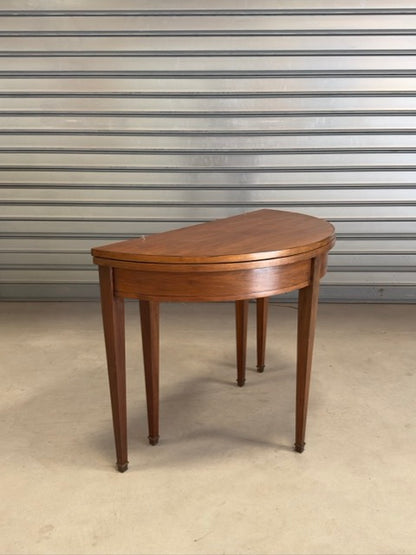 La table ronde à abattants
