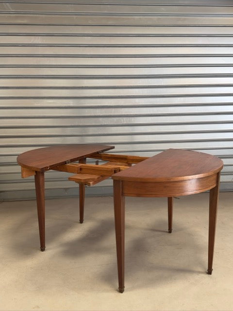 La table ronde à abattants