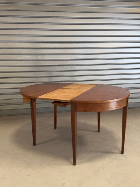 La table ronde à abattants