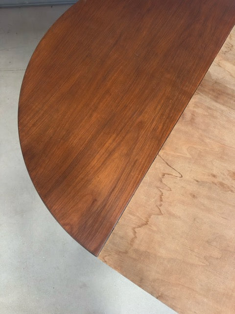 La table ronde à abattants