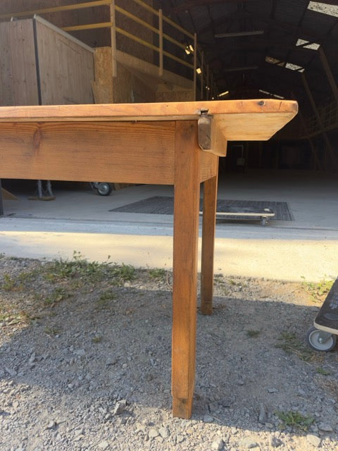 La grande table d'atelier