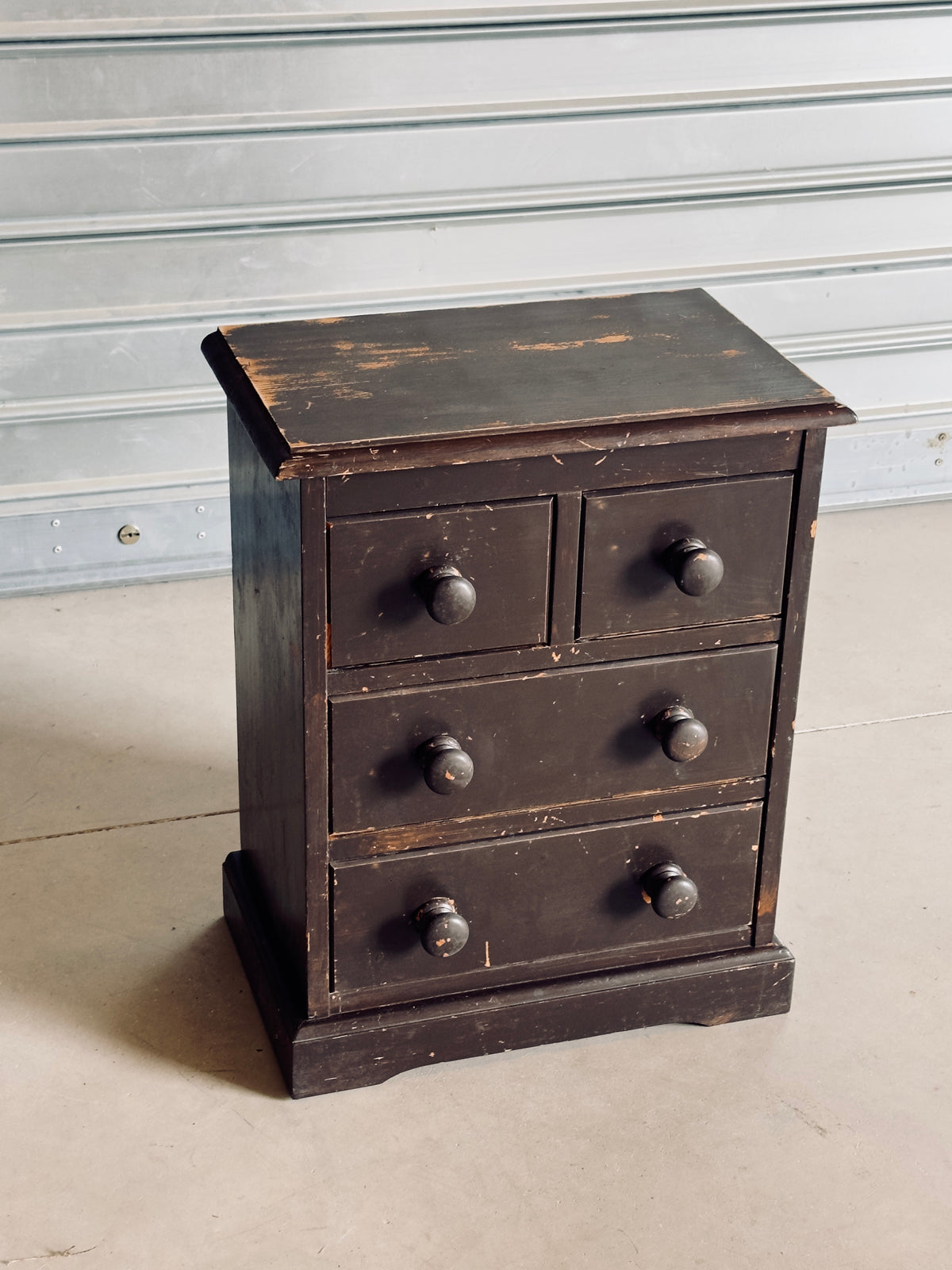 Le petit meuble aux quatre tiroirs