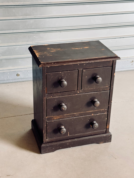 Le petit meuble aux quatre tiroirs