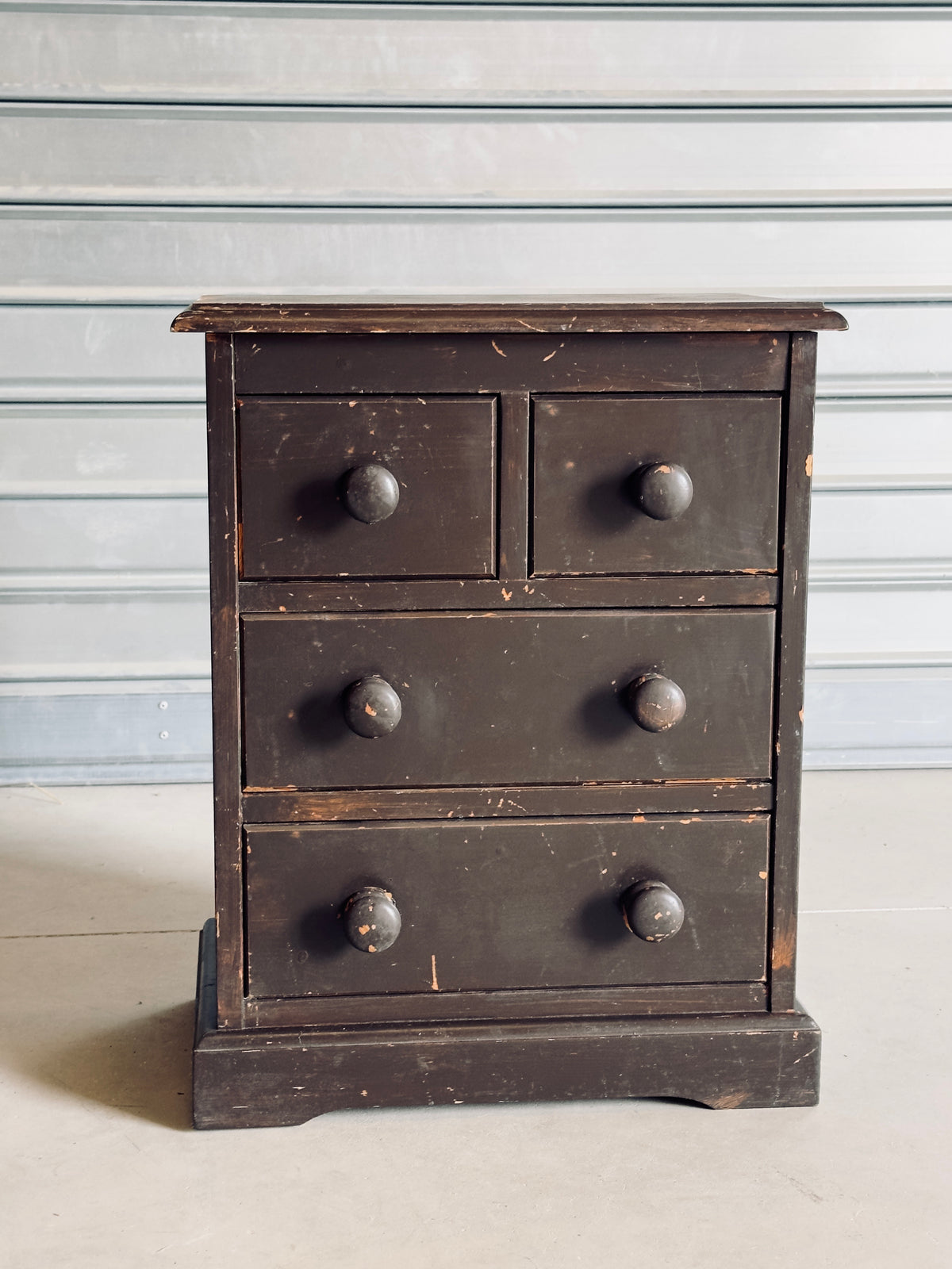 Le petit meuble aux quatre tiroirs