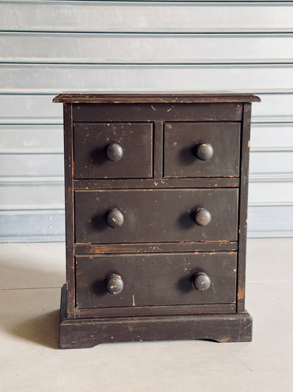Le petit meuble aux quatre tiroirs