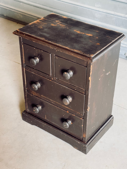 Le petit meuble aux quatre tiroirs