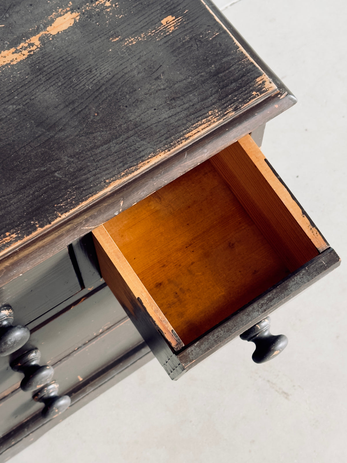 Le petit meuble aux quatre tiroirs