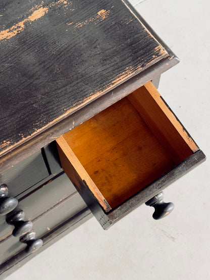 Le petit meuble aux quatre tiroirs