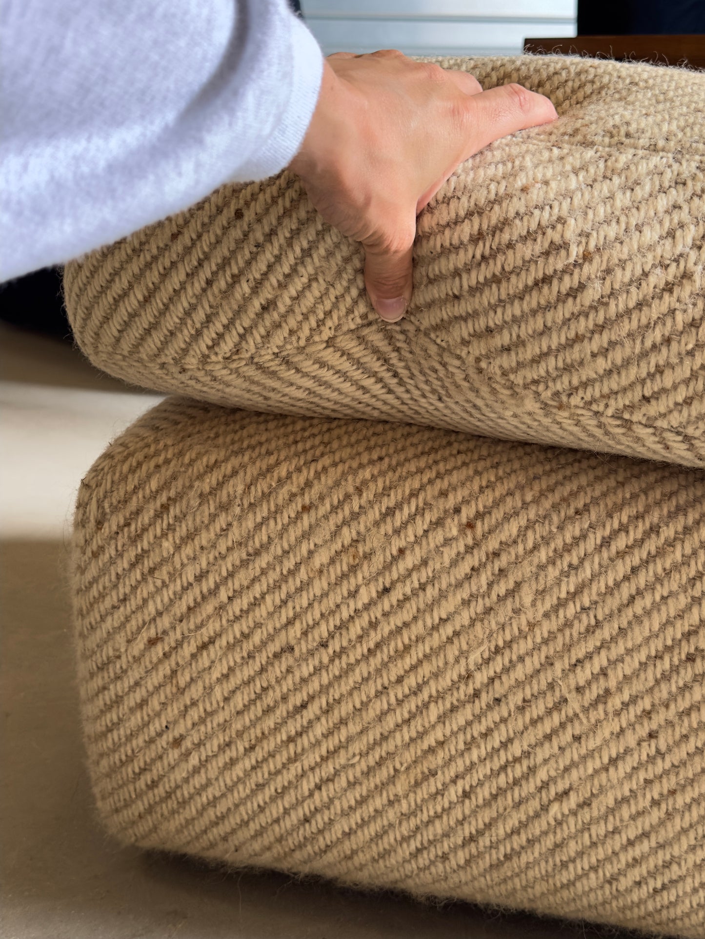 Pouf / Ottoman - Grand pouf en tissu beige texturé
