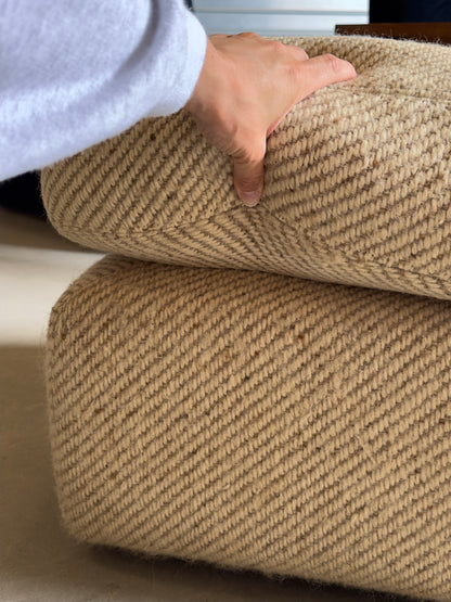 Pouf / Ottoman - Grand pouf en tissu beige texturé