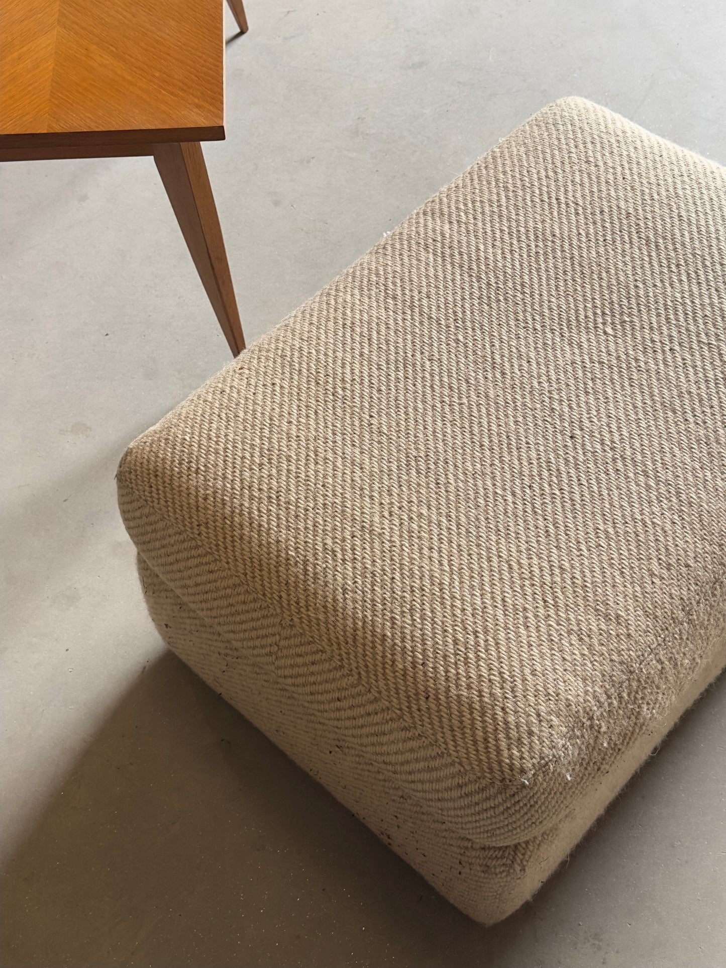 Pouf / Ottoman - Grand pouf en tissu beige texturé