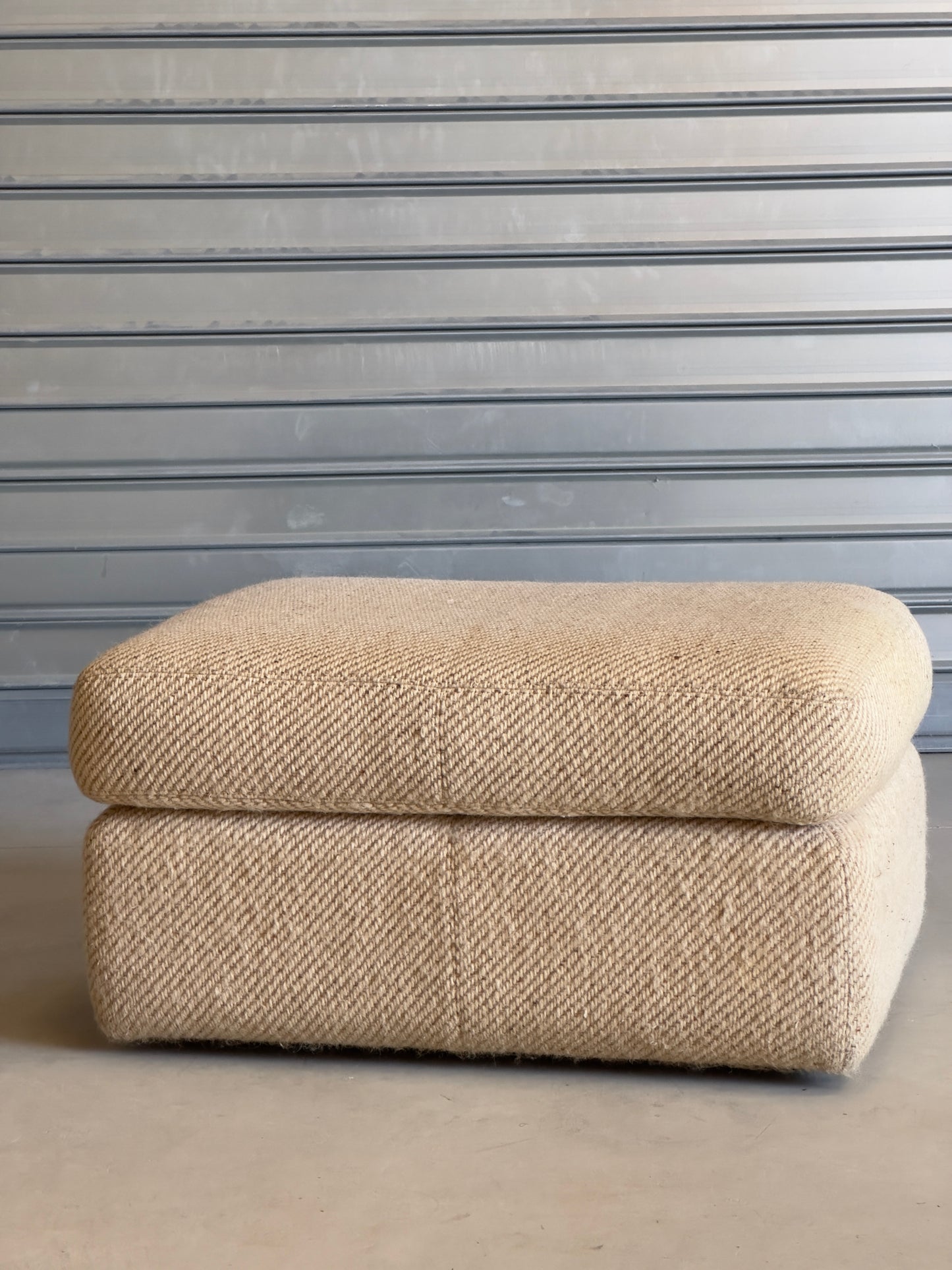 Pouf / Ottoman - Grand pouf en tissu beige texturé