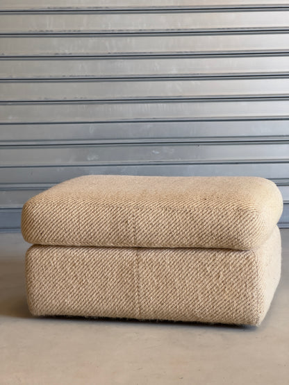 Pouf / Ottoman - Grand pouf en tissu beige texturé
