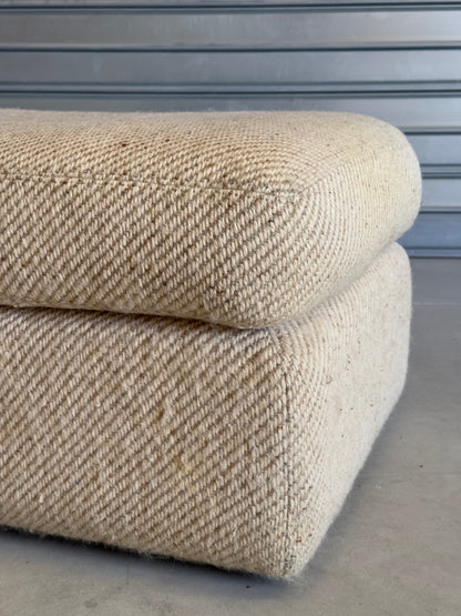 Pouf / Ottoman - Grand pouf en tissu beige texturé