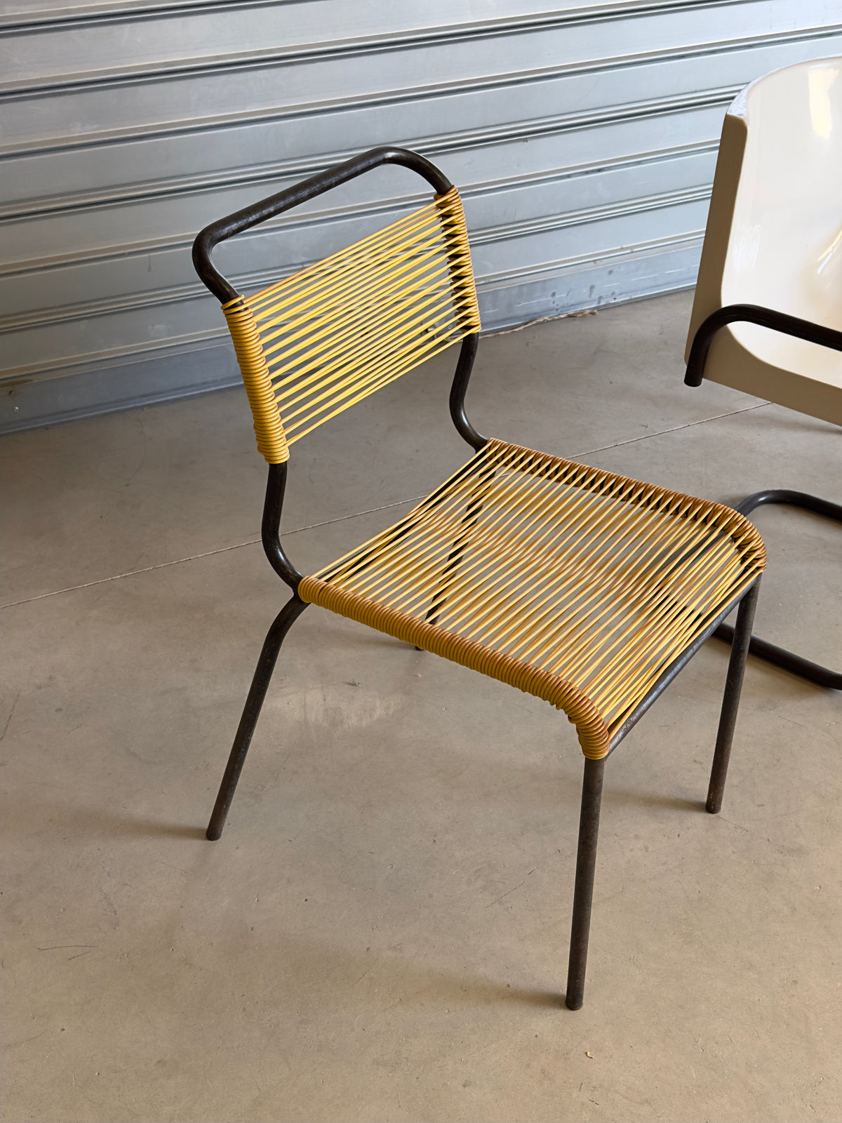 Chaise scoubidou jaune — années 60