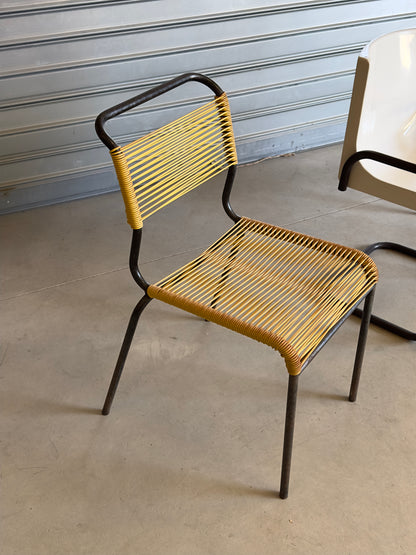Chaise scoubidou jaune — années 60