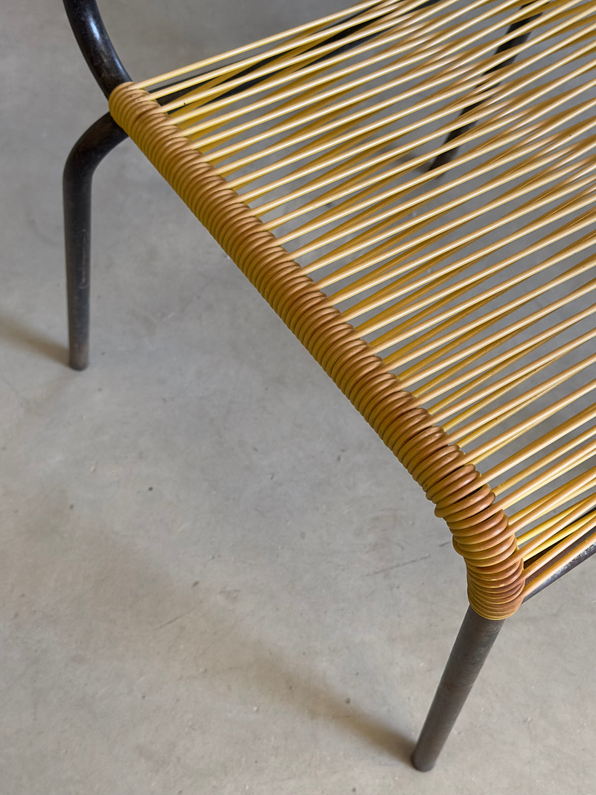 Chaise scoubidou jaune — années 60