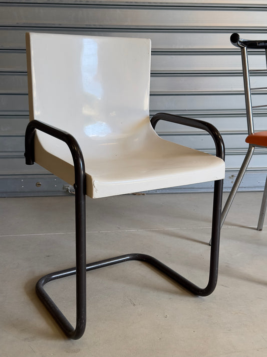 Le fauteuil blanc à piètement luge
