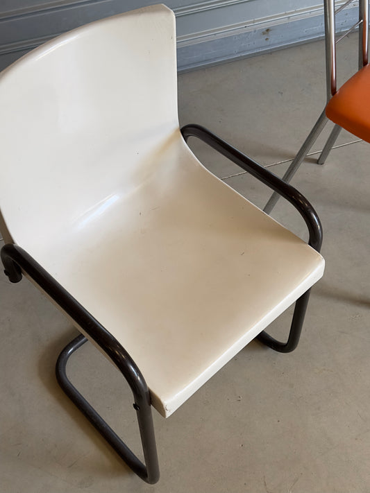 Le fauteuil blanc à piètement luge