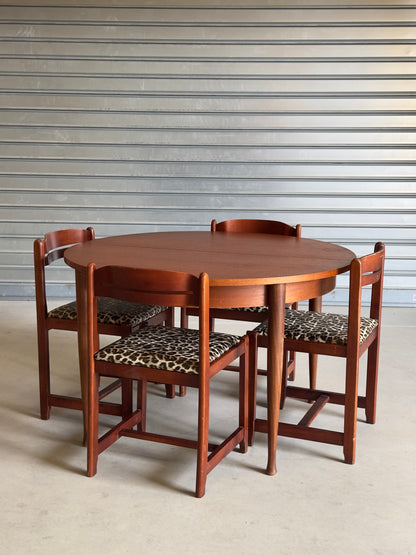 Table ronde vintage aux lignes épurées et au placage de teck chaleureux.