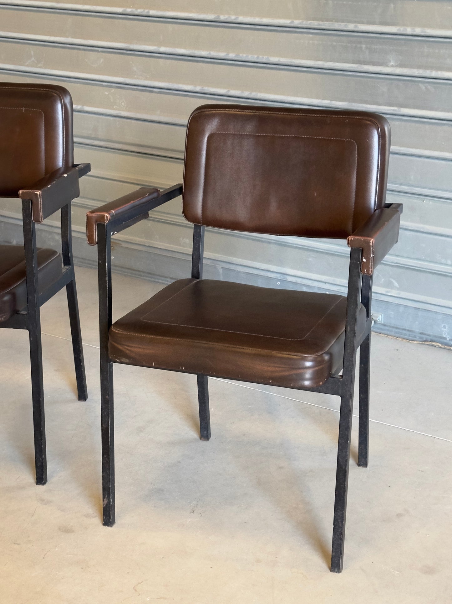 Paire de fauteuils de réunion vintage marron chocolat