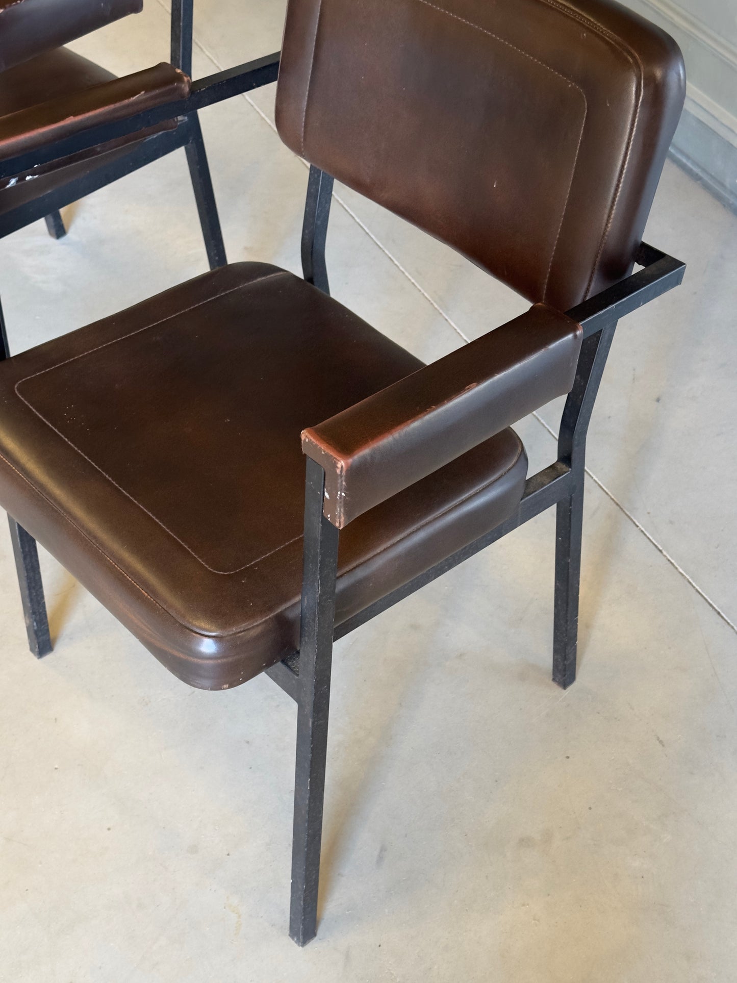 Paire de fauteuils de réunion vintage marron chocolat