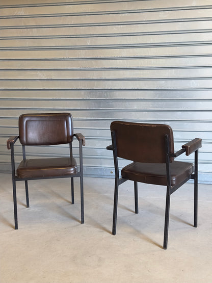 Paire de fauteuils de réunion vintage marron chocolat